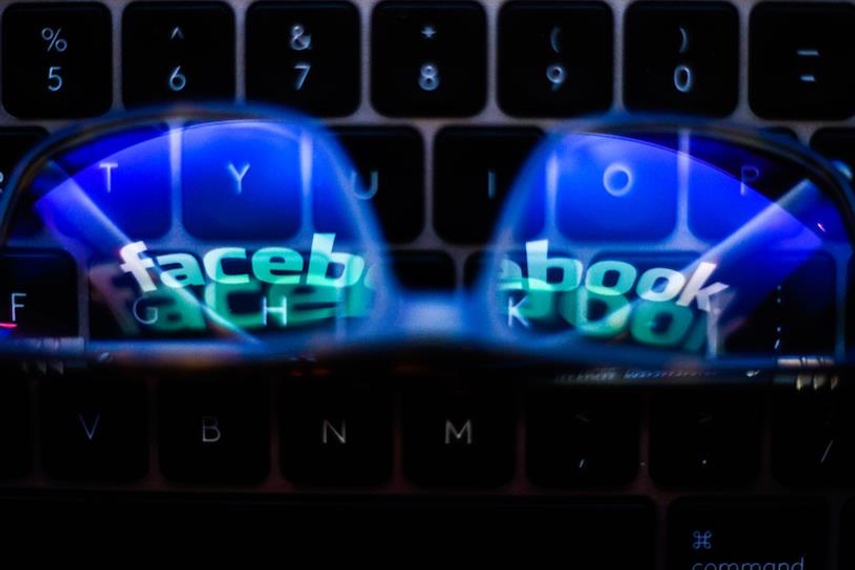 Tech experts throw shade at Facebook-Ray Ban smart glasses